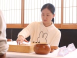 노란 수영복에 섹시한 몸매 어필하는 존예 처자
