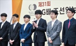 노란 수영복에 섹시한 몸매 어필하는 존예 처자