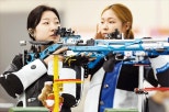 노란 수영복에 섹시한 몸매 어필하는 존예 처자