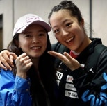 노란 수영복에 섹시한 몸매 어필하는 존예 처자