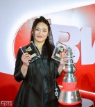 노란 수영복에 섹시한 몸매 어필하는 존예 처자