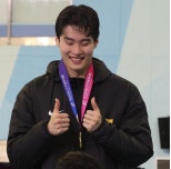 노란 수영복에 섹시한 몸매 어필하는 존예 처자