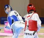 노란 수영복에 섹시한 몸매 어필하는 존예 처자