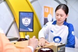 노란 수영복에 섹시한 몸매 어필하는 존예 처자