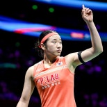 노란 수영복에 섹시한 몸매 어필하는 존예 처자