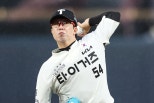 노란 수영복에 섹시한 몸매 어필하는 존예 처자