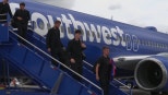 노란 수영복에 섹시한 몸매 어필하는 존예 처자