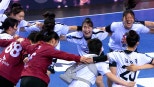 노란 수영복에 섹시한 몸매 어필하는 존예 처자