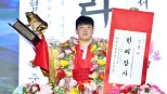 노란 수영복에 섹시한 몸매 어필하는 존예 처자