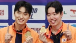 노란 수영복에 섹시한 몸매 어필하는 존예 처자