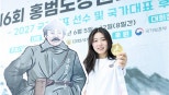 노란 수영복에 섹시한 몸매 어필하는 존예 처자