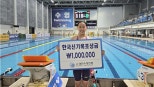 노란 수영복에 섹시한 몸매 어필하는 존예 처자
