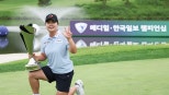 노란 수영복에 섹시한 몸매 어필하는 존예 처자