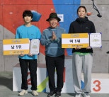 노란 수영복에 섹시한 몸매 어필하는 존예 처자