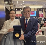 노란 수영복에 섹시한 몸매 어필하는 존예 처자