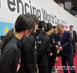 노란 수영복에 섹시한 몸매 어필하는 존예 처자