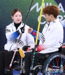 노란 수영복에 섹시한 몸매 어필하는 존예 처자