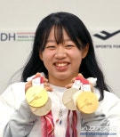 노란 수영복에 섹시한 몸매 어필하는 존예 처자