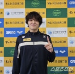 노란 수영복에 섹시한 몸매 어필하는 존예 처자