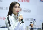노란 수영복에 섹시한 몸매 어필하는 존예 처자