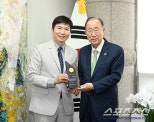 노란 수영복에 섹시한 몸매 어필하는 존예 처자