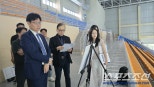 노란 수영복에 섹시한 몸매 어필하는 존예 처자