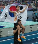 노란 수영복에 섹시한 몸매 어필하는 존예 처자