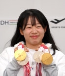 노란 수영복에 섹시한 몸매 어필하는 존예 처자