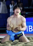 노란 수영복에 섹시한 몸매 어필하는 존예 처자