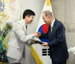 노란 수영복에 섹시한 몸매 어필하는 존예 처자