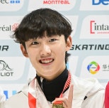 노란 수영복에 섹시한 몸매 어필하는 존예 처자