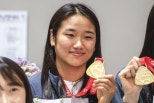 노란 수영복에 섹시한 몸매 어필하는 존예 처자