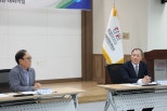 노란 수영복에 섹시한 몸매 어필하는 존예 처자