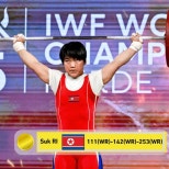 노란 수영복에 섹시한 몸매 어필하는 존예 처자