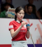 노란 수영복에 섹시한 몸매 어필하는 존예 처자