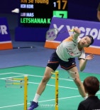 노란 수영복에 섹시한 몸매 어필하는 존예 처자