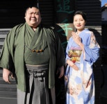 노란 수영복에 섹시한 몸매 어필하는 존예 처자