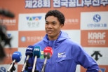 노란 수영복에 섹시한 몸매 어필하는 존예 처자