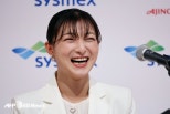 노란 수영복에 섹시한 몸매 어필하는 존예 처자
