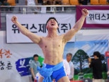 노란 수영복에 섹시한 몸매 어필하는 존예 처자