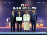 노란 수영복에 섹시한 몸매 어필하는 존예 처자