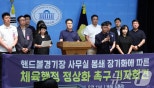 노란 수영복에 섹시한 몸매 어필하는 존예 처자