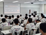 노란 수영복에 섹시한 몸매 어필하는 존예 처자