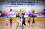 노란 수영복에 섹시한 몸매 어필하는 존예 처자