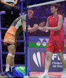 노란 수영복에 섹시한 몸매 어필하는 존예 처자