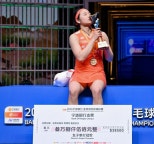 노란 수영복에 섹시한 몸매 어필하는 존예 처자