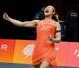 노란 수영복에 섹시한 몸매 어필하는 존예 처자