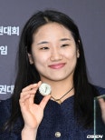노란 수영복에 섹시한 몸매 어필하는 존예 처자