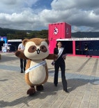 노란 수영복에 섹시한 몸매 어필하는 존예 처자