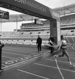 노란 수영복에 섹시한 몸매 어필하는 존예 처자